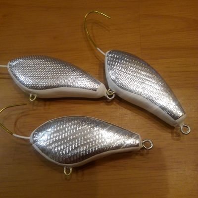 やんぷ 初めての自作クランク完成 クオリティは 1つトップコート待ちがあるからスイムテストは来週かな 自作ルアー ハンドメイドクランク バルサクランク
