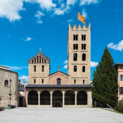 Un dels edificis més bells i evocadors de Catalunya. La portalada, la basílica i el claustre en fan un conjunt únic, un gaudi per als amants de l'art✨