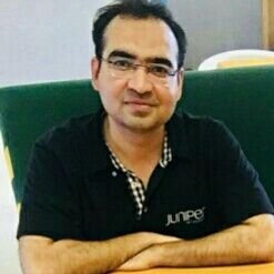 ہم نغمہ سرا کچھ غزلوں کے
ہم صورت گر کچھ خوابوں کے