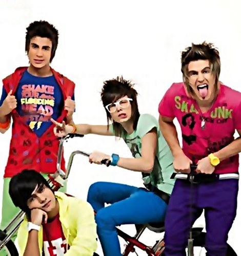 Sou mais uma menina com o sonho de conhecer o meu idolo..@rockrestart mesmo longe é com você que eu quero está...
