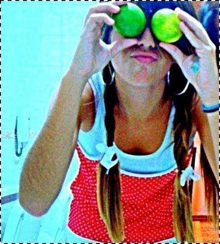 ×A menina brincαlhonα qe você vê nα photo o meu jeito de ser αs vezes incomodα os outros.
mαs eu não ligo
sou o qê sou.qem nαo estiver feliz qê se mαte(y