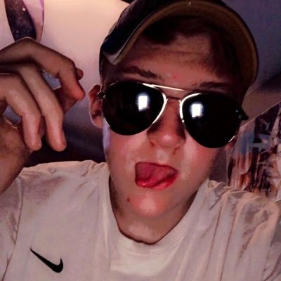 lucaslevesque8's profile picture. just a boy with some big ass feet and super long fingers 🎃🤖