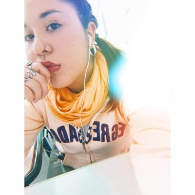 lage_makarena's profile picture. Y ella lo miraba a él como un ciego miraría el mundo por primera vez 💛