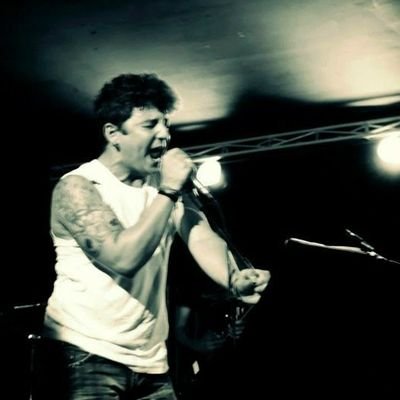 Sou o que sou. Não me escondo, não disfarço, não me privo. Sou vontade, coração, ação, amor e sou perdão. (Vocalista - Escritor - Compositor - Boêmio.)