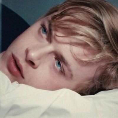 slowlybxrning's profile picture. 