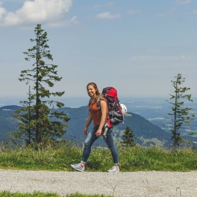 Liebt Geschichten, die einfach nicht wahr sein können - oder etwa doch? 👻🧚 Liebt Berge, Natur, Einsamkeit🌲 Liebt deutsche Sprache und ihre Möglichkeiten 📝