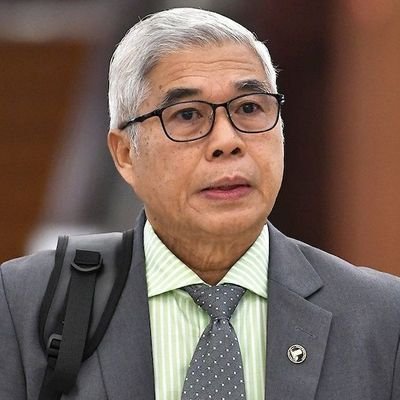 Seorang suami, ayah, atok dan juga Ahli Parlimen Pasir Gudang.