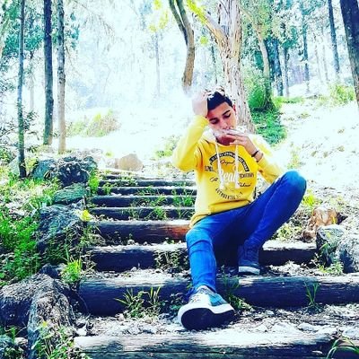 emrah_klknx's profile picture. Aşk, gerçekliğin ilk ışıklarında kaybolacak bir sistir…”
~Spor Lisesi