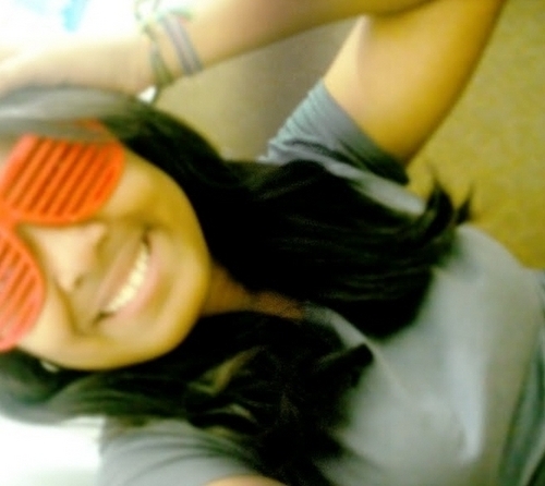 gosto de pintar as unhas de rosa pink, de desenhar atoa, de pizza calabresa, fanática por melissas, e fã de restart (: