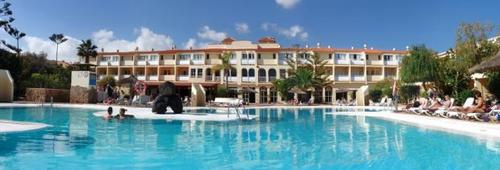 Aparthotel Playa Park Club por su excelencia de su atención al cliente, le ofrece un servicio internacional y personalizado en un ambiente cálido y familiar.