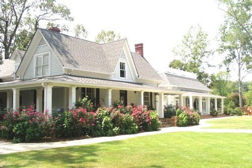 Thompson House and Gardens embraces nature and elegance at its finest, providing lush landscaped gardens, a picturesque fountain.
