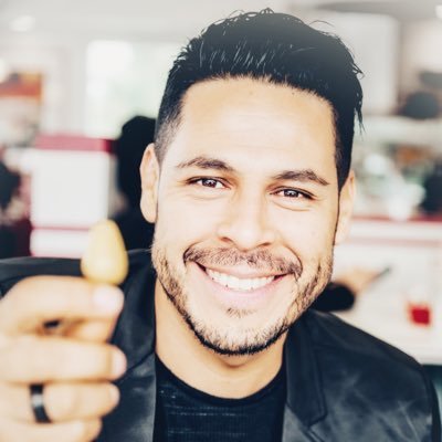Esposo de Iliana, Padre de Pablo, Kenneth y Oliver, Seguidor de Jesucristo, Pro-Vida, Músico, Conferencista, Salvadoreño