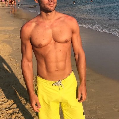 28 yo italian guy from Pisa
Tennis player
Good cook
Fitness lover
Huge 🍆