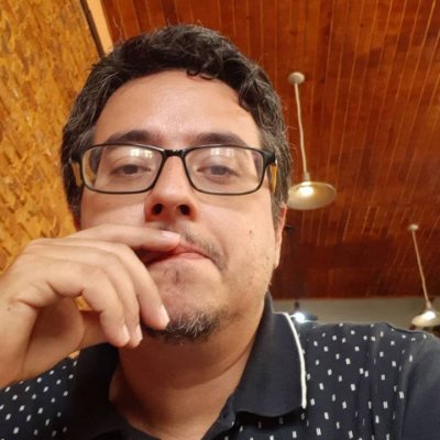Carioca (46). Diretor de teatro e produtor Cultural. Sou um insistente sonhador. A cultura é o caminho. Sigam-me os bons!