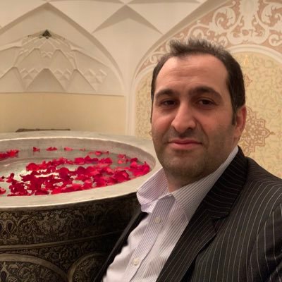 همسر،پدر، عاشق ایران ، مدیر، انسانی معمولی با هوش معمولی