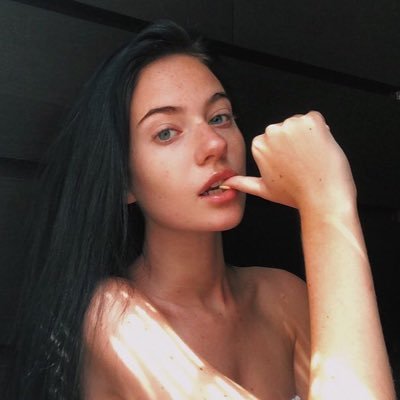 A teenage girl who doesn’t know anything but decided to make a tips n advice for the zero lovelies following this account 🥰