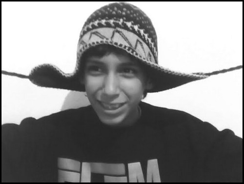Feio,chato,ignorante,burro etc...
mas ae falo com todo mundo q falar comigo akii no twitter...

sou bonito,legal,firmeza e inteligente....

*