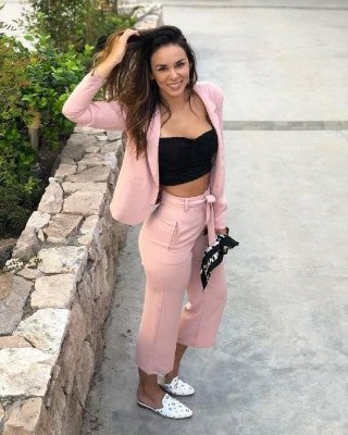 Je suis une femme tout d'abord sérieuse sincère et véridique aussi et ensuite je suis une femme attentionnée gentille généreuse sympa ouverte a toute discutions