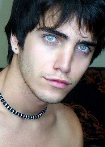 Carioca, 21 anos.
Pratico Jiu Jitsu e curto rock.