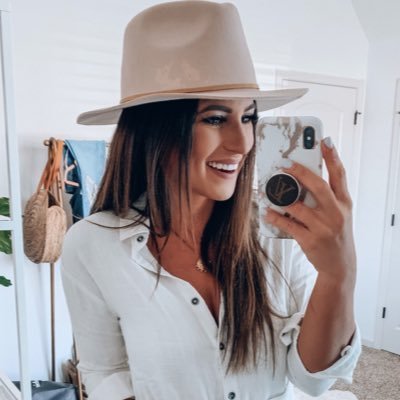 jessicalteague's profile picture. fashion, beauty, travel blogger | IG: https://t.co/msOvNEjTn7