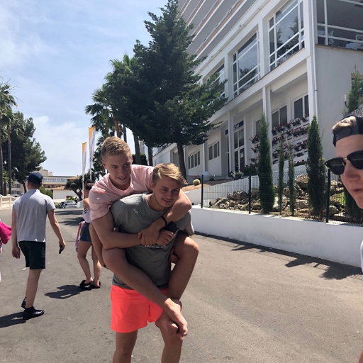 weberinio's profile picture. jobbar med import av diverse material