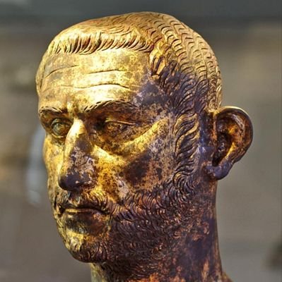 Aclamado emperador por mis soldados (276) fui capaz de restablecer la seguridad en el Imperio hasta mi muerte (282). Conocido como “un segundo Aníbal”.