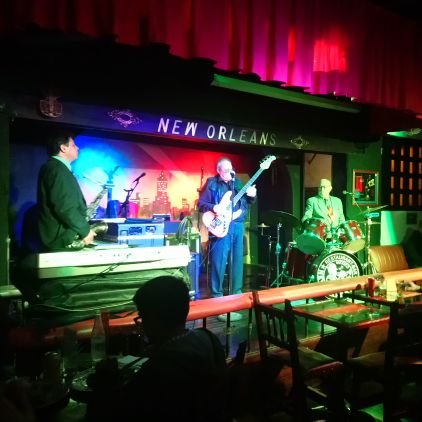 Restaurante New Orleans, desde 1972, le ofrece jazz en vivo de martes a domingo.  Reservaciones: 5550-1908 / 5550-2004 / 55-2919-9229