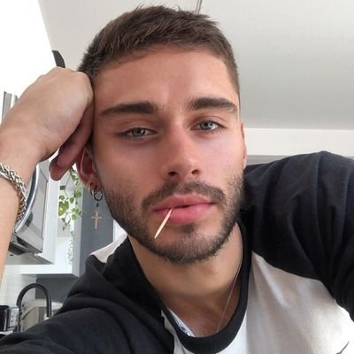 nolxxn's profile picture. Un nuage crevé jette ses pointillés sur le sol sec.