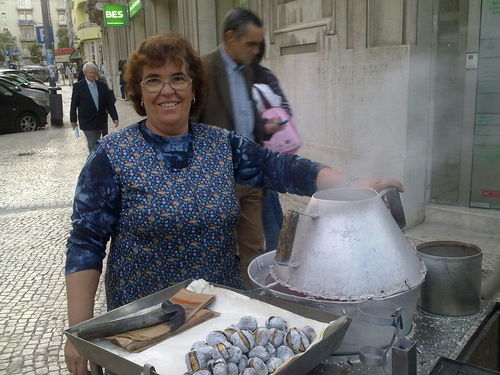 A Dona Olinda vende castanhas na Praça Duque de Saldanha, junto à saída do metro/BES/Monumental. O marido vende castanhas no Areeiro!