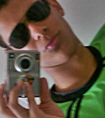 Sou Kikinhu , sou alegre,divertido , brincalhão ,adoro um palhaçada , alto 1,72 ,magro ,sorriso meigo ,sincero e muito nervoso ,ñ gosto de homofobia ...