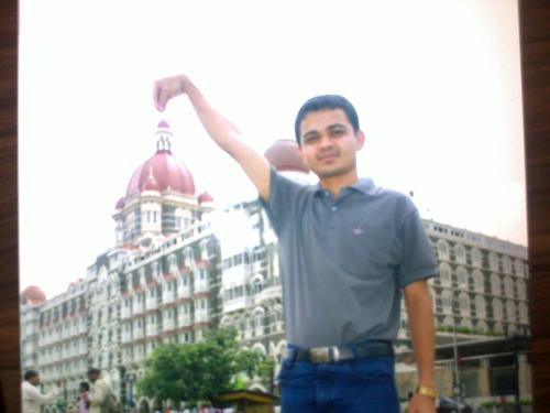 avindsouza's profile picture. I do everything to be happy