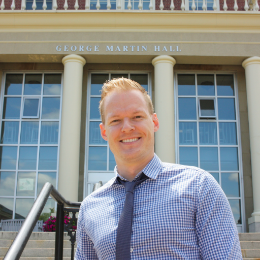 Professeur adjoint à l'Université Saint-Thomas, au Nouveau-Brunswick.