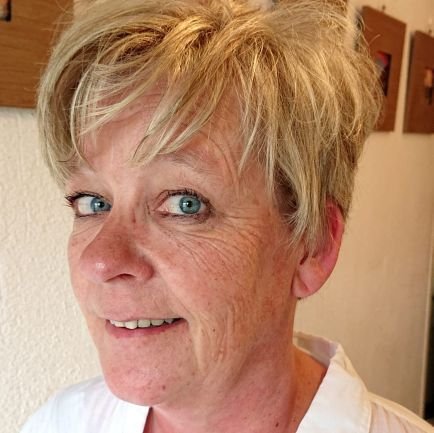 ingelut69's profile picture. Moeder van een fantastische zoon, echtgenote van een heerlijke man, voetbalvrouw, schaatsen, koken, rechtdoor zee, kritisch.