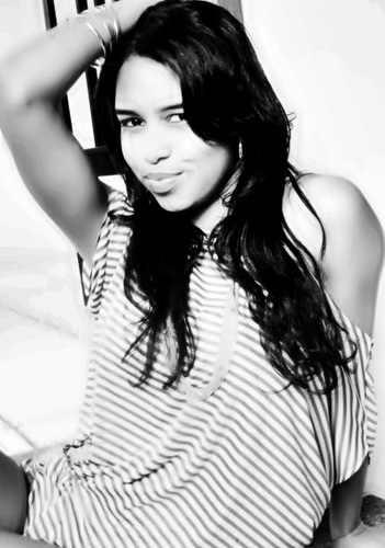Baiana 19 anos, aquariana, fã de música sertaneja, 
O segredo é não correr atrás das borboletas... É cuidar do jardim para que elas venham até você.