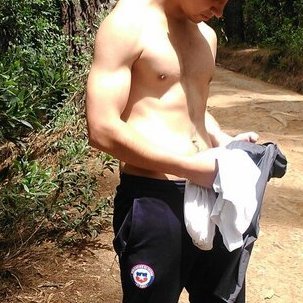 alfonsox04's profile picture. Estudiante de Educación Física , Amante del Deporte. Versátil vivo solo, me gusta el porno. Una paja? Coordinemos. 😉