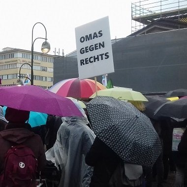 OMAS GEGEN RECHTS BERLIN für Demokratie, Gerechtigkeit, grenzenlose Menschlichkeit und Generativität - sie machen Missstände öffentlich und leisten Widerstand.