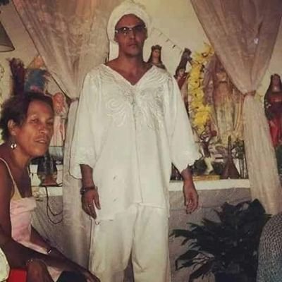 É PRECISO AMAR AS PESSOAS COMO SE NÃO OUVESSE AMANHÃ
