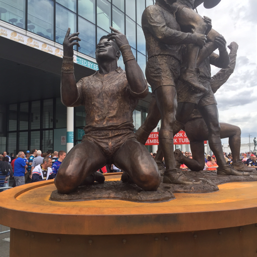 A retired rugby player with a statue outside Wembley Stadium. Pops up on the tv. simon@herotalentagency.com for bookings. https://t.co/ljCcmAbilL ambassador