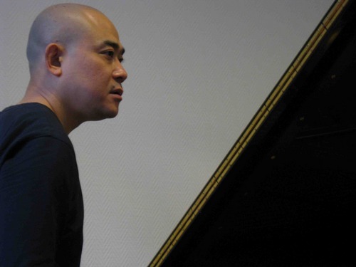 ピアノ弾く、作曲する、即興もする。言葉も書く。神戸産→京都→東京(1988-)→福岡県糸島市(2012-)。九州・関西・東京・欧米で演奏。最近は自然真営楽。(あまりしてないけど☆の投稿はさして意味なく、事実と関係もなし)。