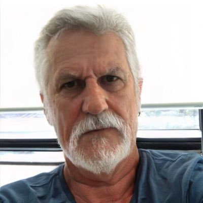 Não acredito que você veio aqui. Tuíto só quando a cuidadora permite || Trago discórdia // Curtir não é endosso