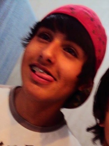 Ooooi,meu nome é Gabriel e  como vão vcs? Sou dancer de free step,um pia q curti qualquer tipo de music (Descentes!),e é isso aeew.Um abrass e um RAAWR! (: