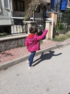 Hareketli görüntüleri sever. Animasyon ve sinemaya bayılır. Stop-motion için delirir...