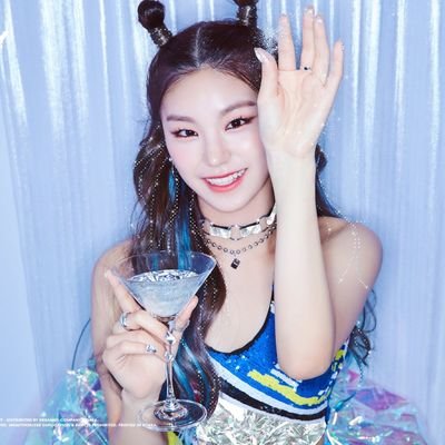 RP / 2OOO. All in us, ITZY! Lead, Hwang Yeji (황예지). kalo ga tahan sama bacoters dan suka nge gas ayo kemusuhan! :)