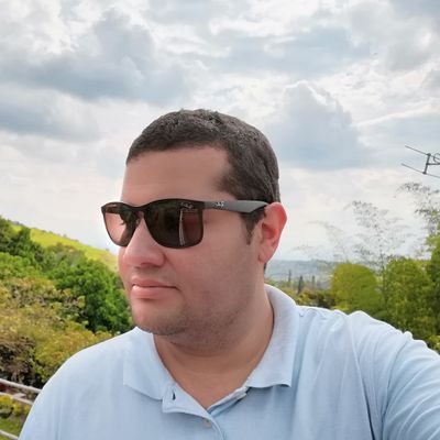 ajhurtadom's profile picture. Tengo más moral que un periodista, más honestidad que un político, soy más feliz que todos en Instagram y no me indigno tanto como un tuitero.