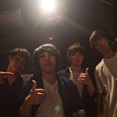 2019年結成 Member ▶︎Gt/Vo.藤井結帆 Gt.西澤武弥 Ba.伊藤京輔 Dr.宮島拓海 ライブのお誘いはDMまたは meltinglasgow@gmail.com まで 2nd mini album 「0:0:0」配信開始!!