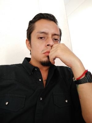Un gran amigo, fiestero, gamer y amoroso con su novia.