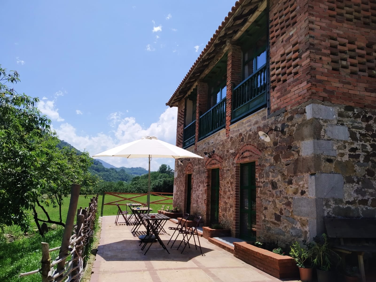 HOSTEL en segunda etapa del Camino de Santiago Primitivo. Nos adaptamos a nuestros huéspedes. Habitaciones de matrimonio, dobles y de literas. Comida sana, etc