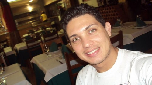 Eu sou gente boa, uma pessoa de Deus, sou dançarino Saia Rodada, conselheiro tutelar, amo a vida, minha família e meus amigos. Deus sempre no comando!