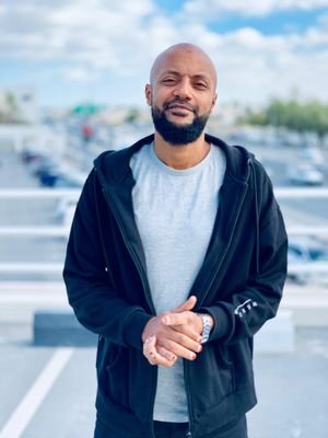 AwabMalik_'s profile picture. Finding your best...In words...                   
Copywriter | Athlete | Family man