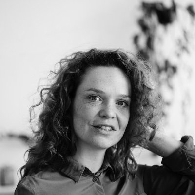 Forfatter og iværksætter. Har bl.a. skrevet ungdomsromanen Telefontesten. Daglig leder af Poesiens Hus og forlægger på @arkivfdetaljer